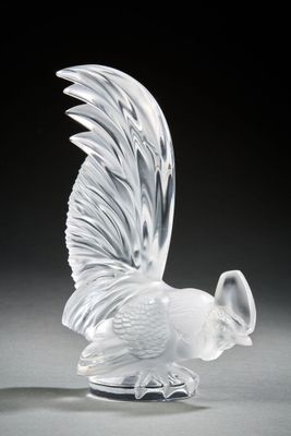 figurine en cristal représentant un oiseau sur un socle, sur fond noir