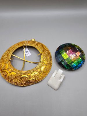 Deux bijoux sont posés l'un à côté de l'autre sur une table.