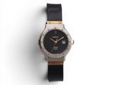 une image d'un gros plan d'une montre-bracelet sur une surface blanche