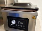 une machine posée sur un comptoir
