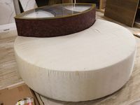 Sofa-vitrine présentoir de dressing gainé de tissu beige et … (photo 2)