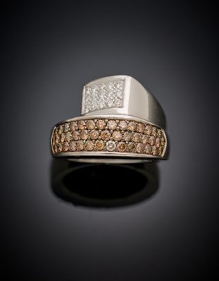 un gros plan d'une bague sertie de diamants bruns et blancs