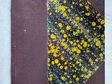 un vieux livre orné d'un motif jaune et noir