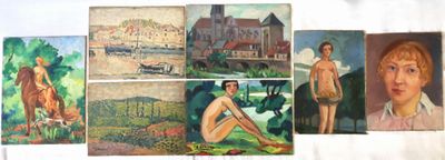 Plusieurs tableaux représentant des femmes sont accrochés au mur d'une pièce.