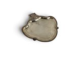 une image représentant une assiette en argent sur laquelle figure un oiseau