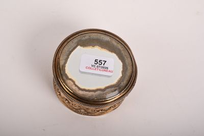 Boîte à pilules en vermeil à décor de guirlandes de fleurs s…