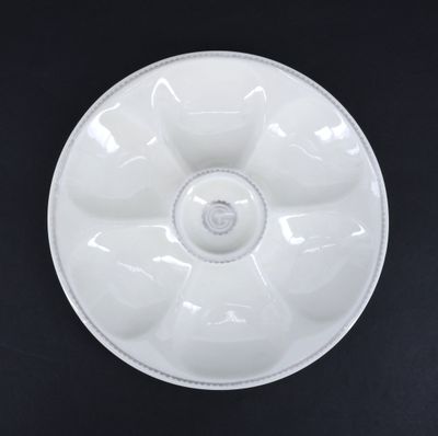 vue du dessous d'un bol en porcelaine blanche sur fond noir