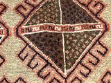 un gros plan sur un tapis orné d'une croix