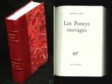 deux livres posés l'un à côté de l'autre sur une table