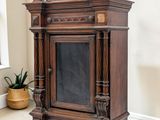 une armoire en bois surmontée d'un miroir