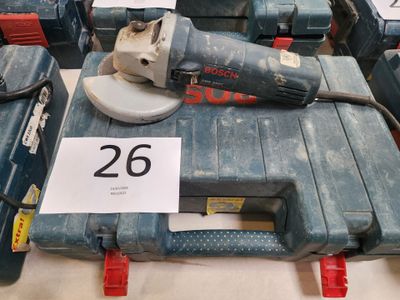 de nombreux outils exposés dans le magasin