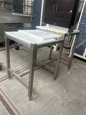 une table placée au milieu d'une pièce