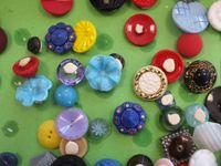 Un lot de boutons colorés, majoritairement en verre, plastiq… (photo 2)