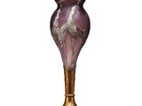 un vase violet posé sur une surface blanche