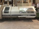 une grande machine qui se trouve dans un garage