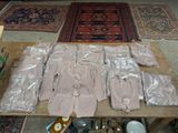 de nombreuses paires de gants posées sur une table dans une pièce