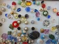 Un lot de boutons colorés, toutes matières, majoritairement … (photo 2)