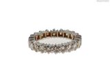 gros plan d'une bague en diamant sur fond blanc