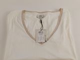 un t-shirt blanc avec des bordures marron et une étiquette dessus