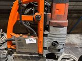une machine orange posée par terre