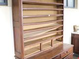 une grande armoire en bois à tiroirs dans une pièce