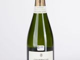 la bouteille de champagne est posée sur une surface blanche