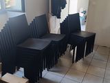 le nombre de chaises qui sont assises ensemble dans une pièce