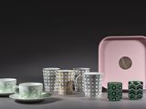 de nombreuses tasses et soucoupes posées sur une table à côté d'un plateau