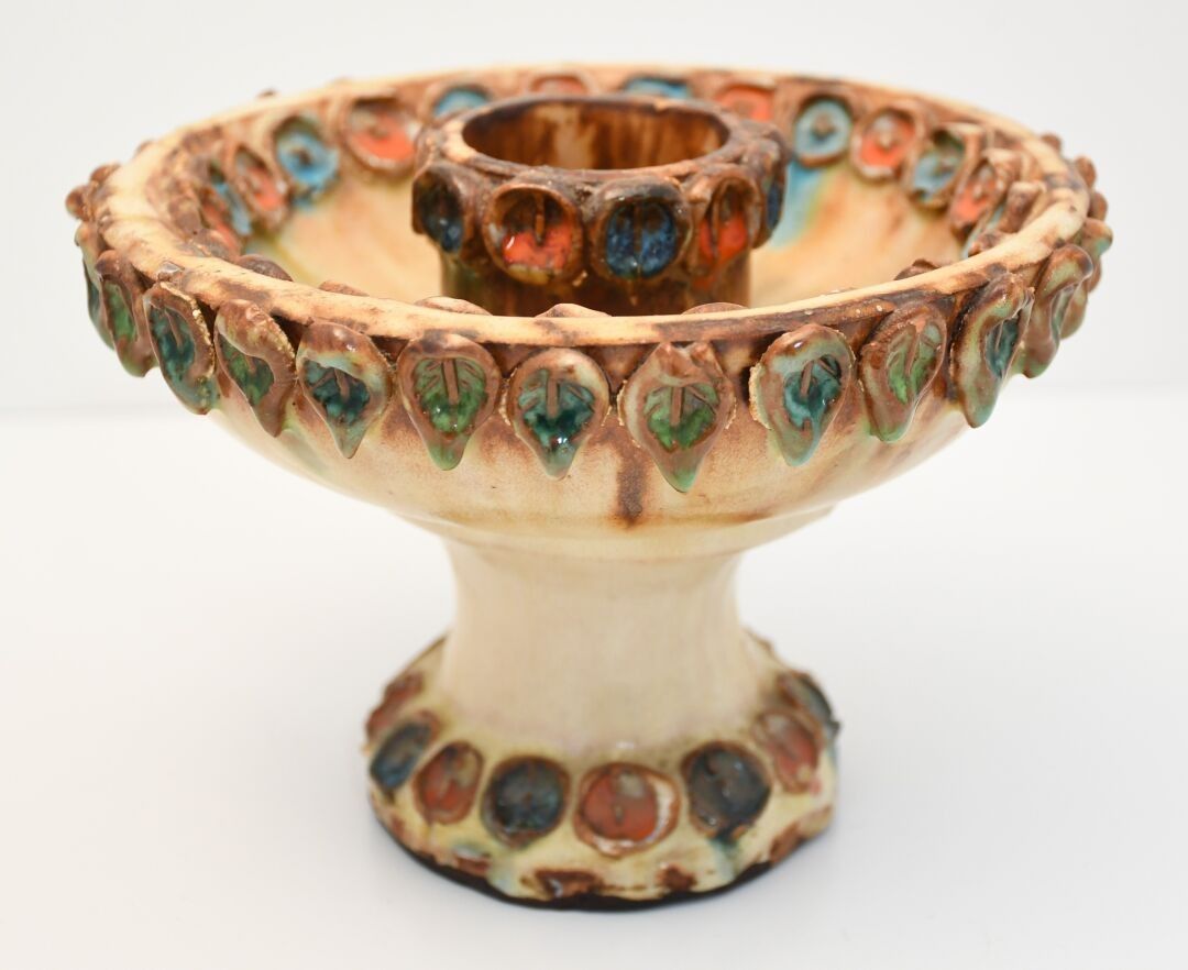 Bougeoir en céramique émaillée polychrome.