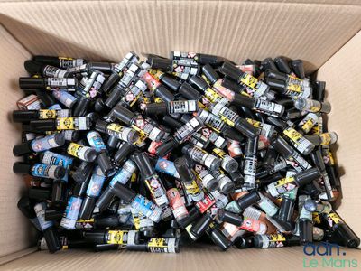 une boîte en carton remplie de bouteilles et de canettes de bière