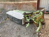une machine verte qui est à l'arrêt dans la boue