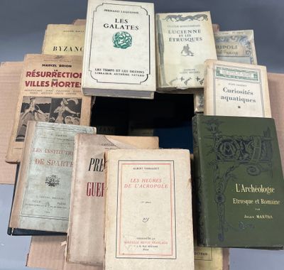 plusieurs livres empilés sur une table