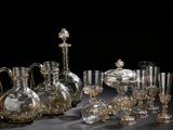 un grand nombre d'objets en verre posés sur une table