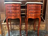 paire de tables de chevet anciennes de style français avec plateau en marbre