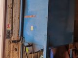 une machine bleue qui se trouve dans un garage