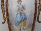 un vase avec la photo d'une femme dessus