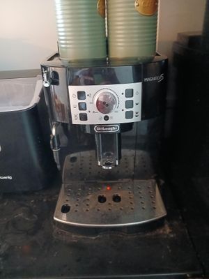 une machine à café sur laquelle sont posées deux tasses