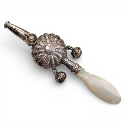 Hochet en argent "Sanglier" et nacre. 15,7 gr brut.