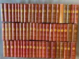 plusieurs livres empilés sur une table