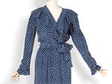 un mannequin portant une robe à pois bleus et blancs