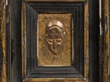 un gros plan sur un tableau représentant le visage d'un homme dans un cadre carré