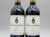 deux bouteilles de vin posées l'une à côté de l'autre sur une table