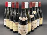 six bouteilles de vin sont alignées sur une table