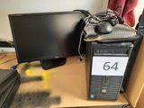 un ordinateur de bureau posé sur un bureau, à côté d'un écran d'ordinateur