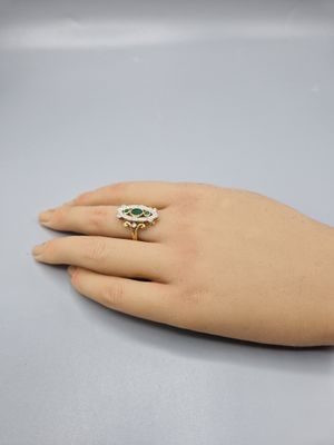 une image représentant la main d'une femme portant une bague