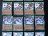 une pile de cartes posées sur une table