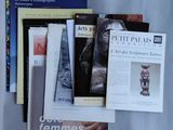 beaucoup de livres posés sur une table
