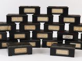 beaucoup de boîtes noires empilées les unes sur les autres