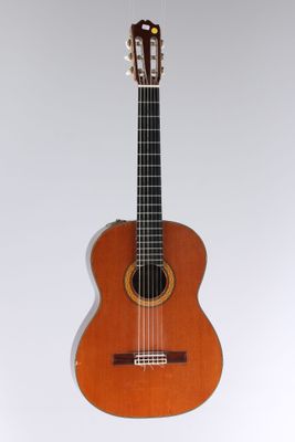 gros plan d'une guitare acoustique sur fond blanc