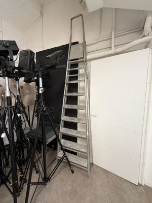 de nombreuses caméras installées dans une pièce